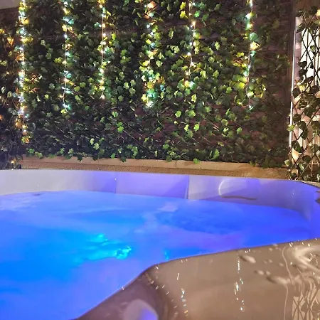 Heated Jacuzzi & Luxury Garden Retreat בית נופש *
