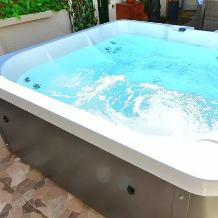 Heated Jacuzzi & Luxury Garden Retreat בית נופש