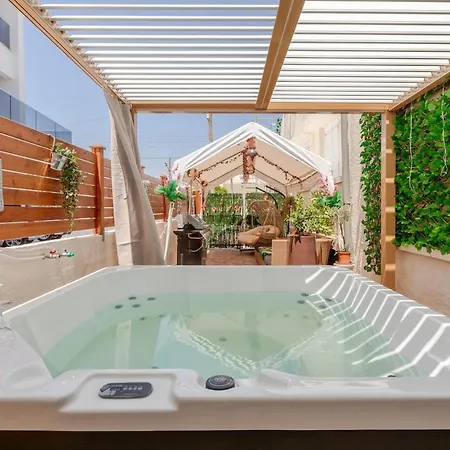 Heated Jacuzzi & Luxury Garden Retreat *