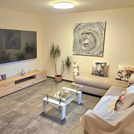 Heated Jacuzzi & Luxury Garden Retreat בית נופש לרנקה