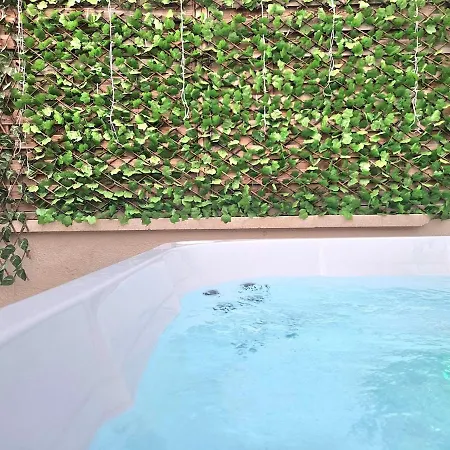Heated Jacuzzi & Luxury Garden Retreat בית נופש *