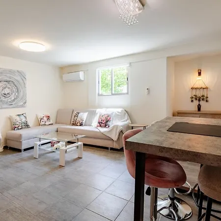 Heated Jacuzzi & Luxury Garden Retreat *