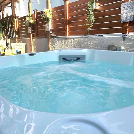 Heated Jacuzzi & Luxury Garden Retreat *