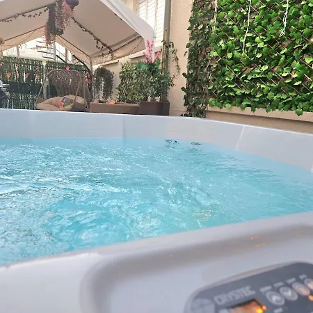 Heated Jacuzzi & Luxury Garden Retreat בית נופש