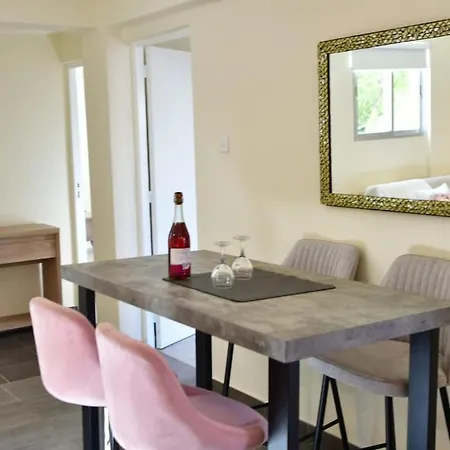 Heated Jacuzzi & Luxury Garden Retreat * לרנקה
