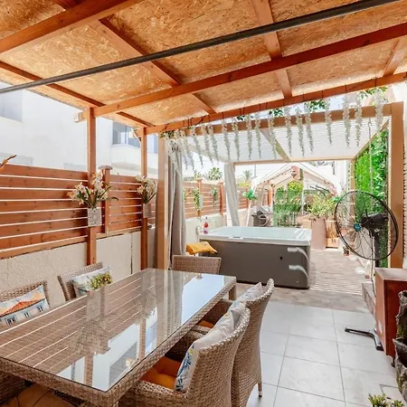 Heated Jacuzzi & Luxury Garden Retreat בית נופש לרנקה
