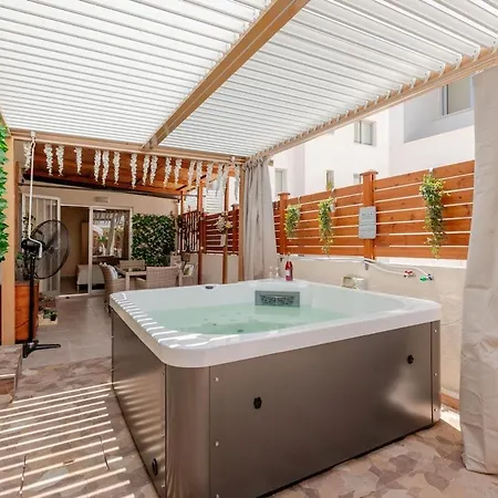 Heated Jacuzzi & Luxury Garden Retreat * לרנקה