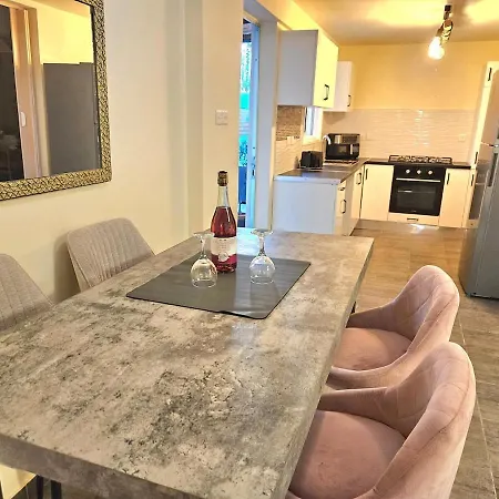 בית נופש Heated Jacuzzi & Luxury Garden Retreat *