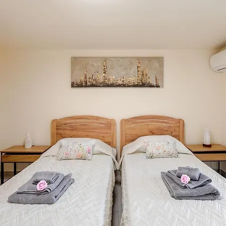 Heated Jacuzzi & Luxury Garden Retreat בית נופש