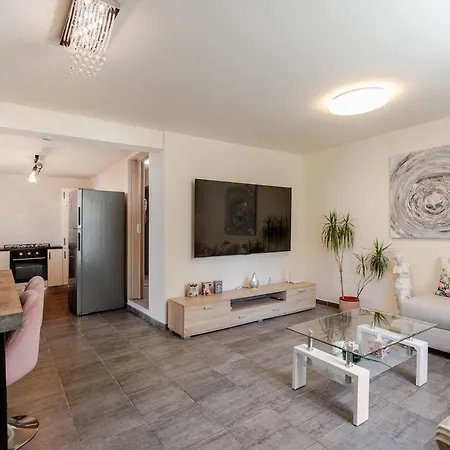 Heated Jacuzzi & Luxury Garden Retreat בית נופש