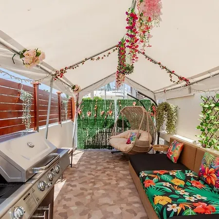 Ferienhaus Heated Jacuzzi & Luxury Garden Retreat