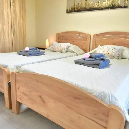 Heated Jacuzzi & Luxury Garden Retreat Ferienhaus