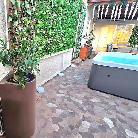 Heated Jacuzzi & Luxury Garden Retreat בית נופש