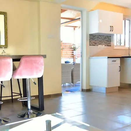Heated Jacuzzi & Luxury Garden Retreat *